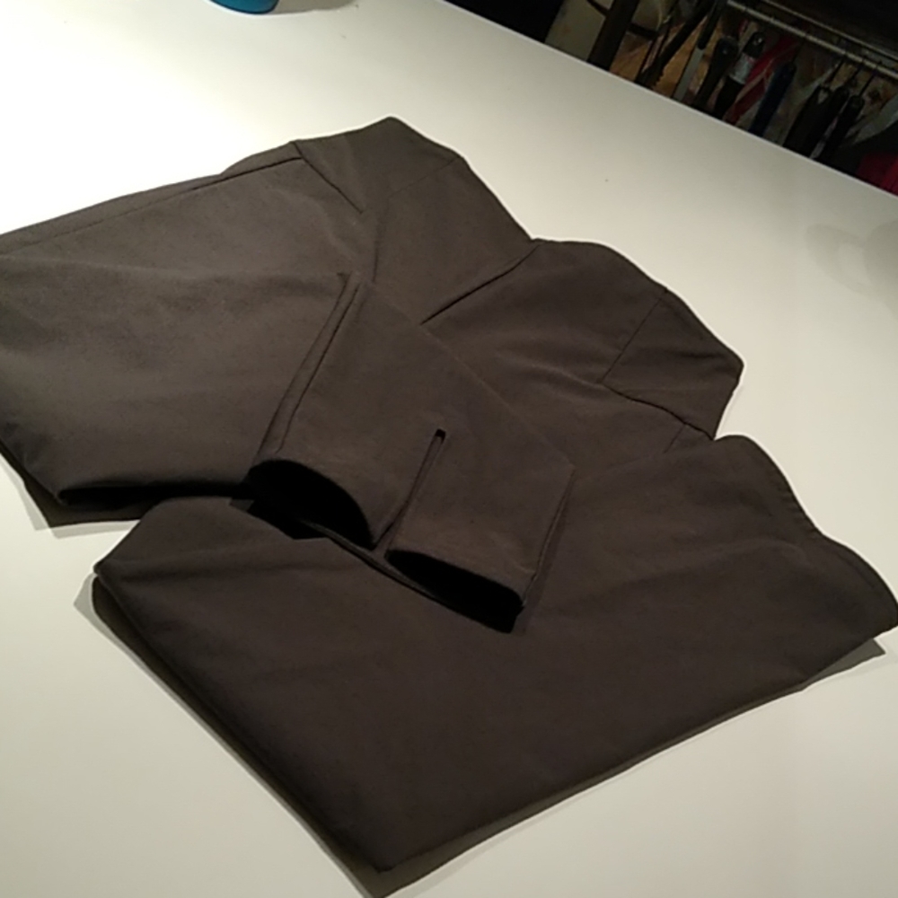 Size 4 Athleta wander slim straight crop pant